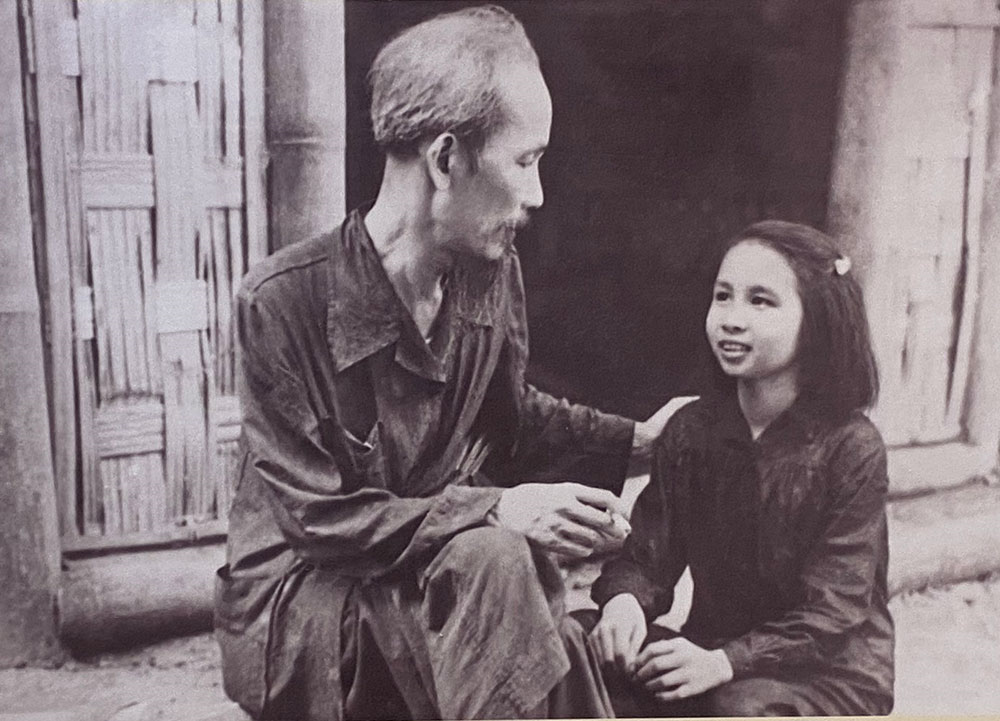 Chủ tịch Hồ Chí Minh trò chuyện với em Nguyễn Thị Thanh